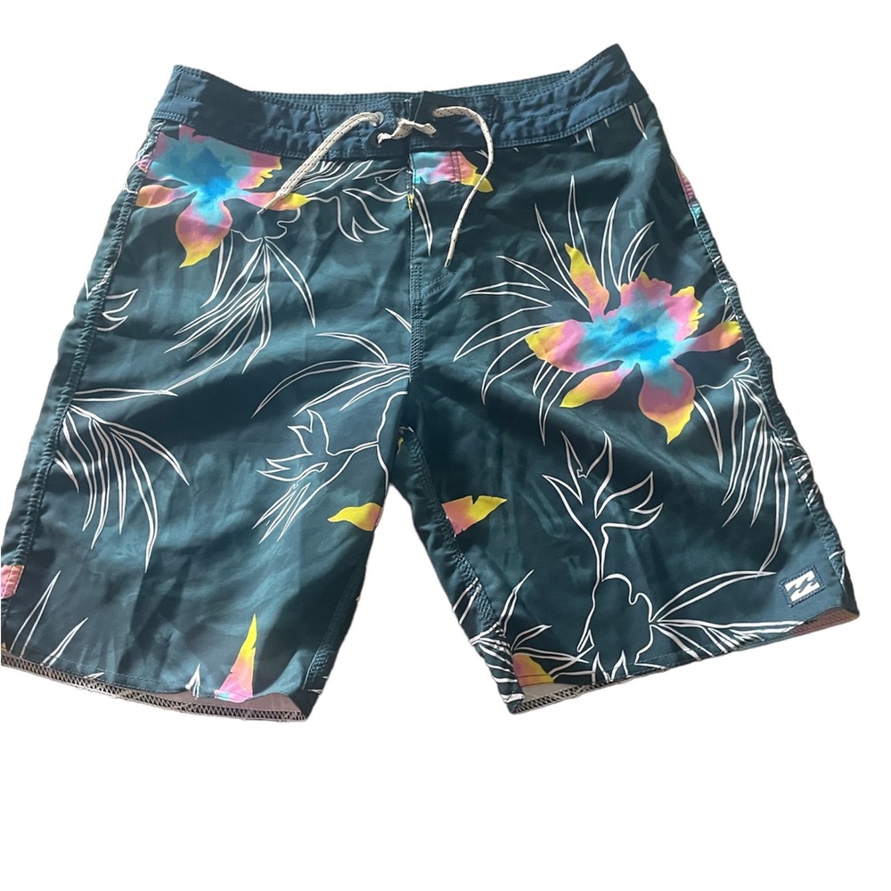 BILLABONG Board shorts. Appear unworn.excellent condition. Rear pocket EUC